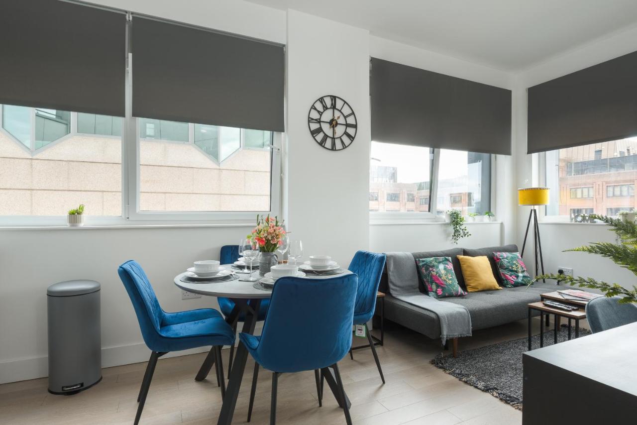 Central: Deluxe 2-bed Near Station Apartment
