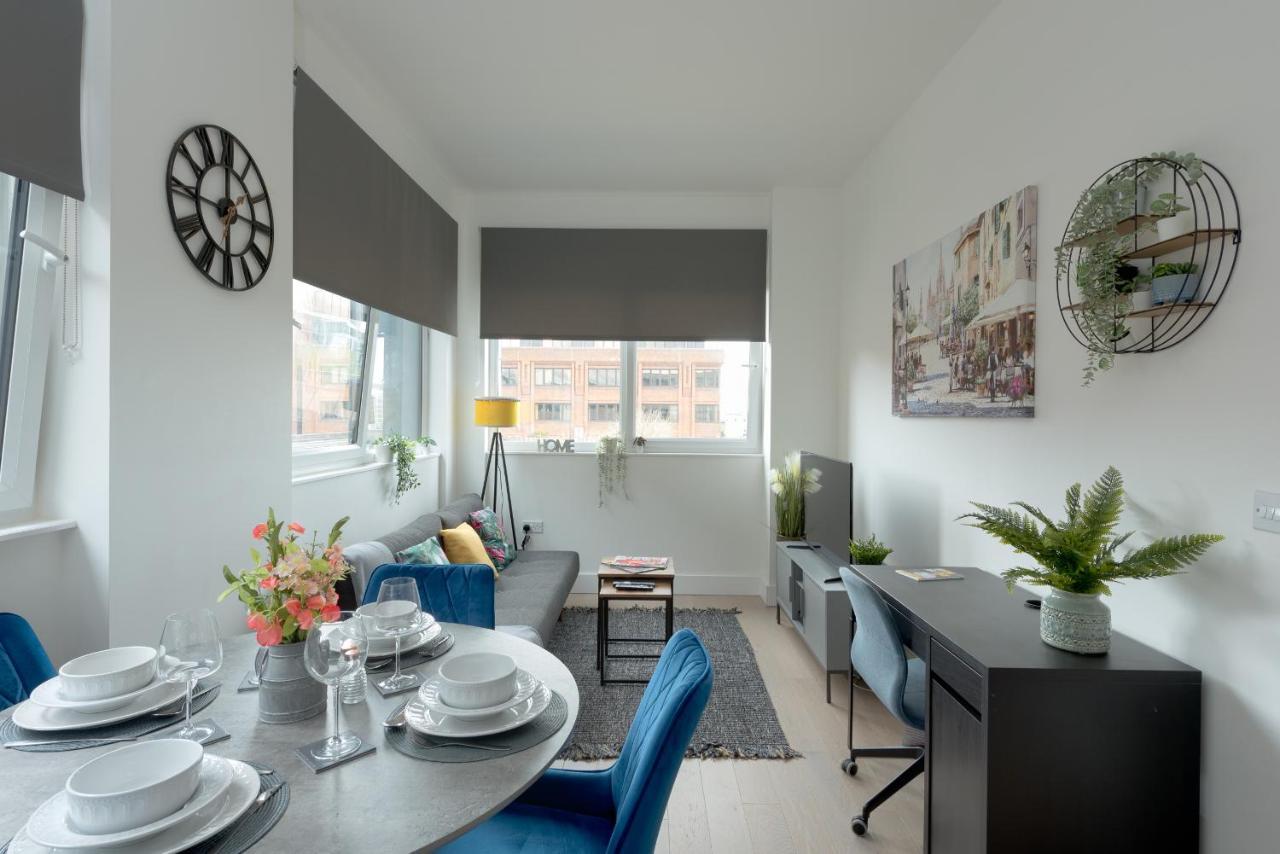 Central: Deluxe 2-bed Near Station Apartment Milton Keynes