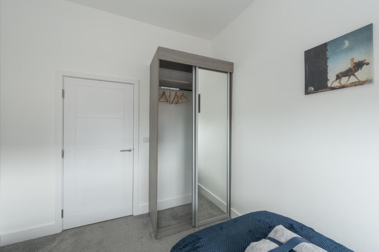 Apartment Central: Deluxe 2-bed Near Station *