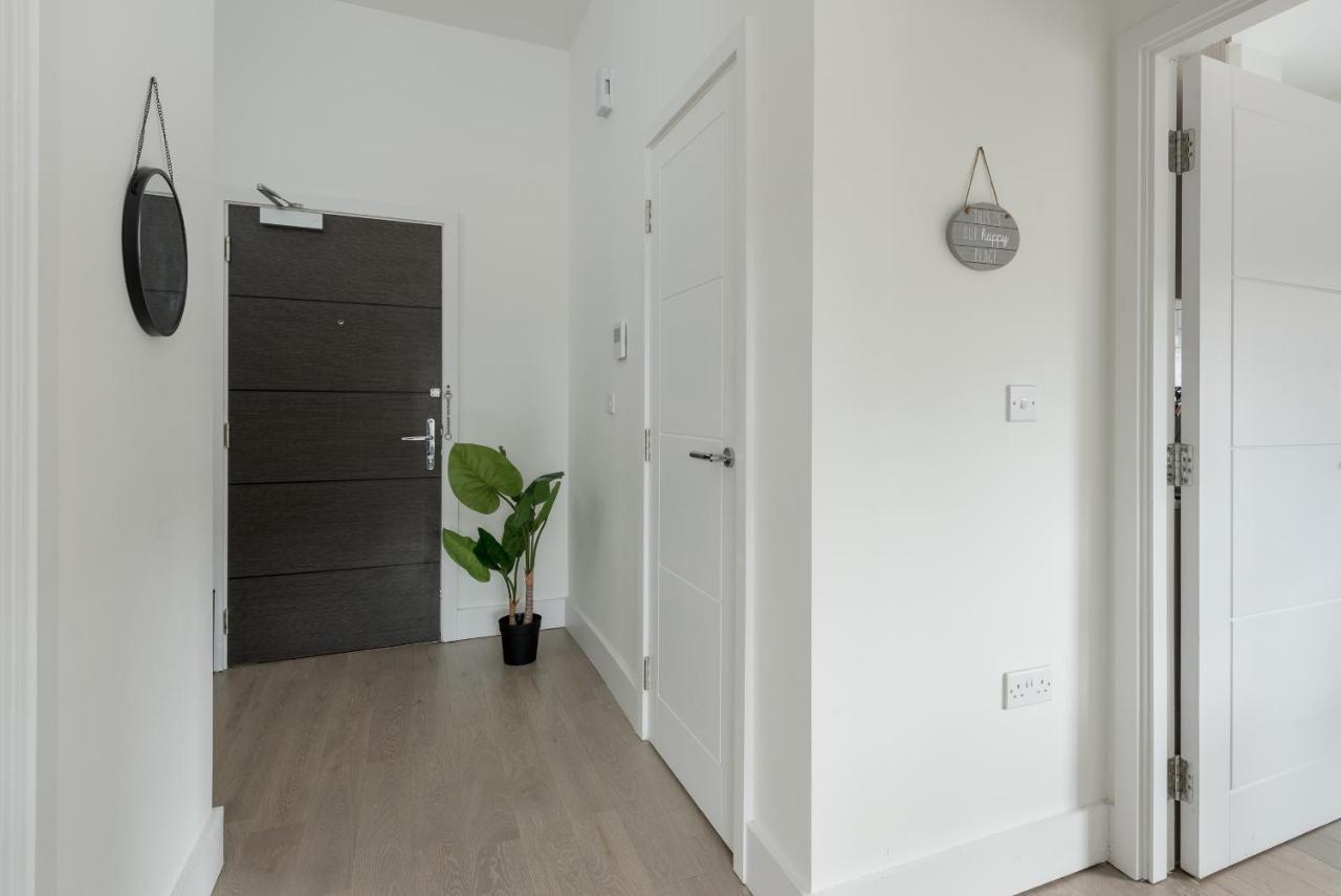 Apartment Central: Deluxe 2-bed Near Station