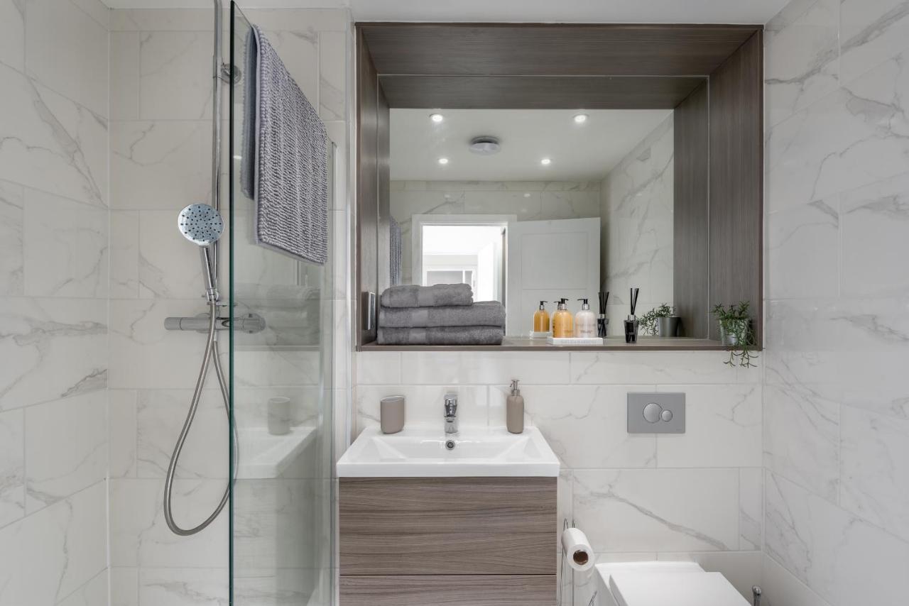 Central: Deluxe 2-bed Near Station Apartment